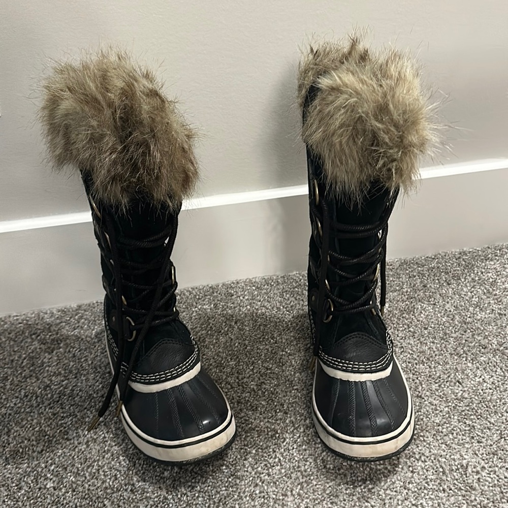 LIKE NEW Size 7.5 Sorel Waterproof Boot w fur